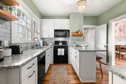 Renovated 2BR w/Porch & Pool Table • San Marco - Image 2